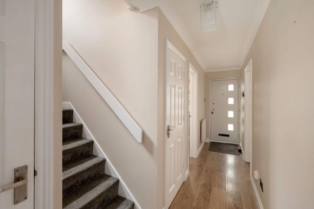 Property photo 3 of 17 Entrance Hall