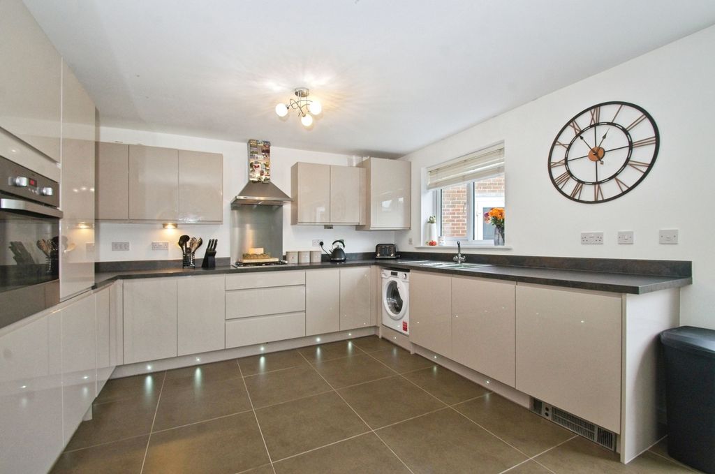 Property photo 3 of 19 Kitchen