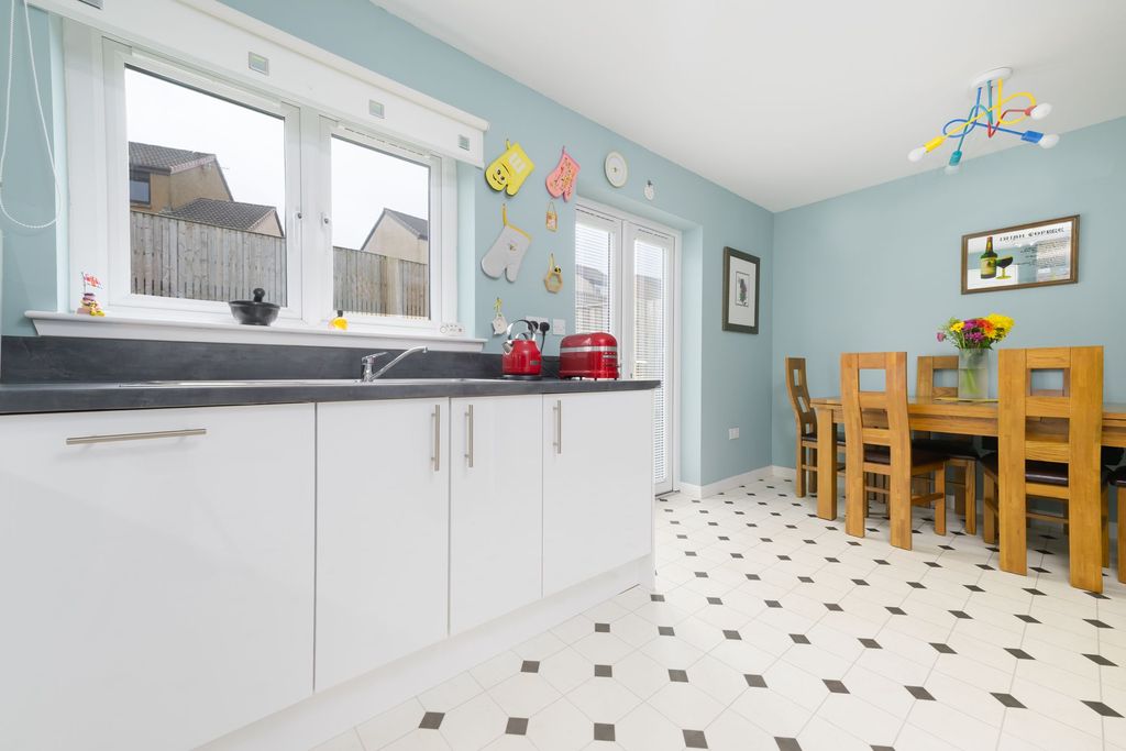 Property photo 3 of 28