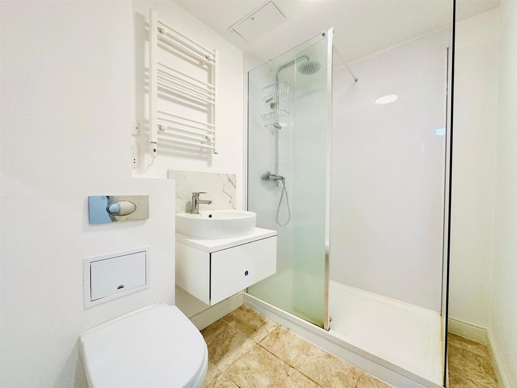 Property photo 1 of 5 En Suite