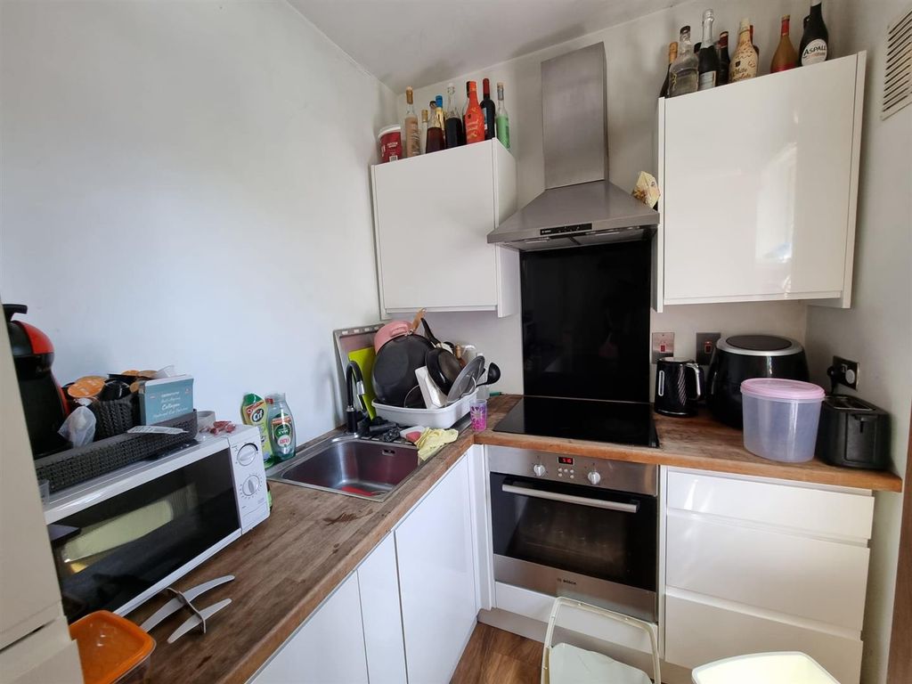 Property photo 2 of 5 Kitchen