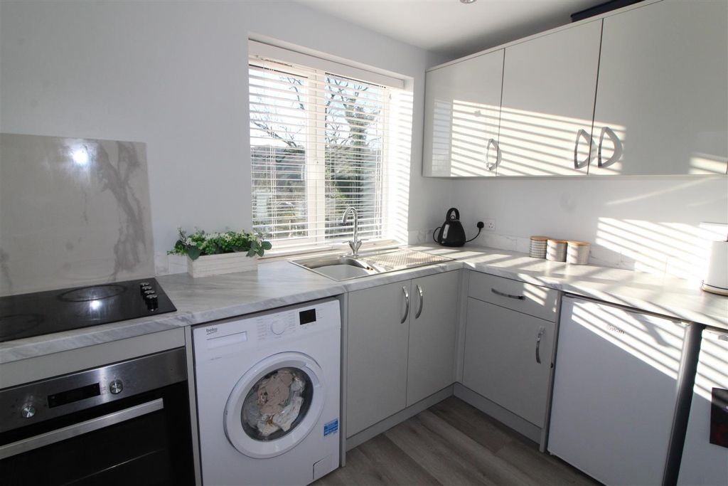 Property photo 2 of 25 Kitchen