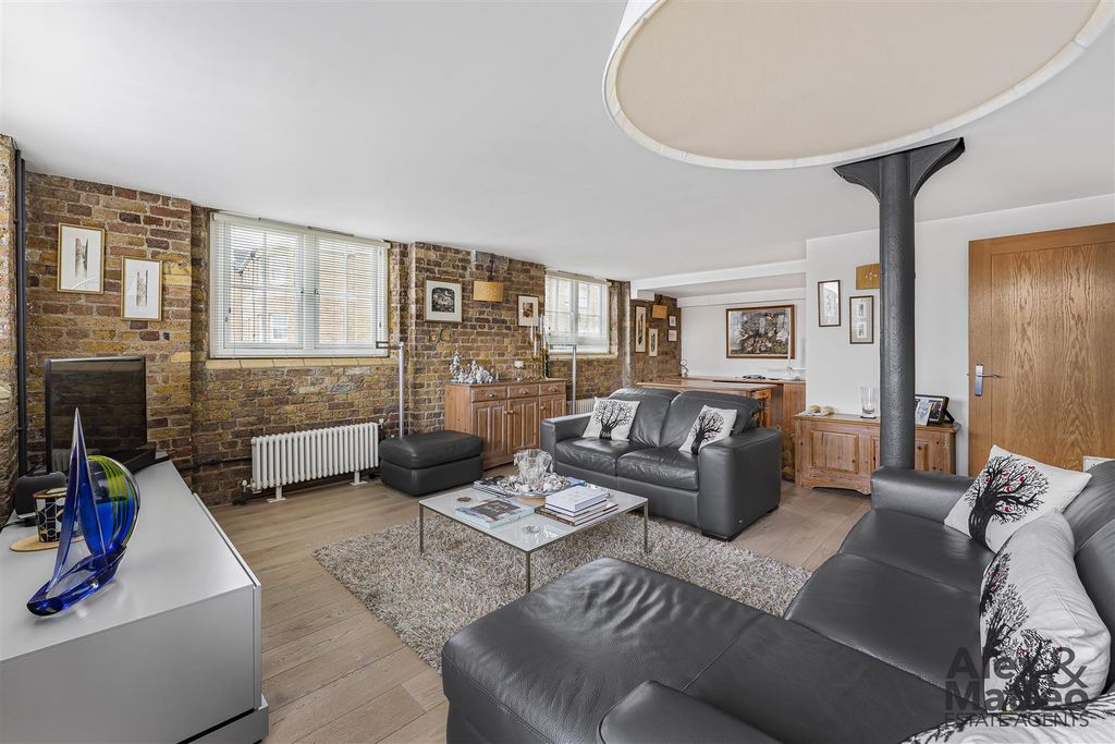 Property photo 2 of 16 Globe Wharf