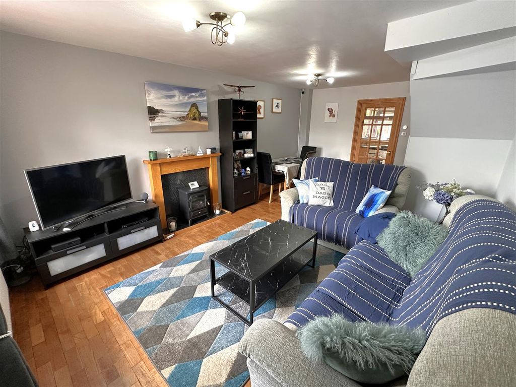 Property photo 2 of 18 Generous Lounge/Diner 983
