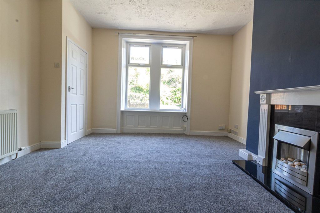 Property photo 3 of 16 Lounge