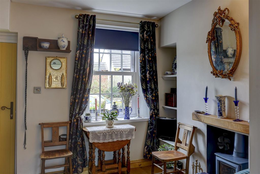 Property photo 3 of 17 Lounge