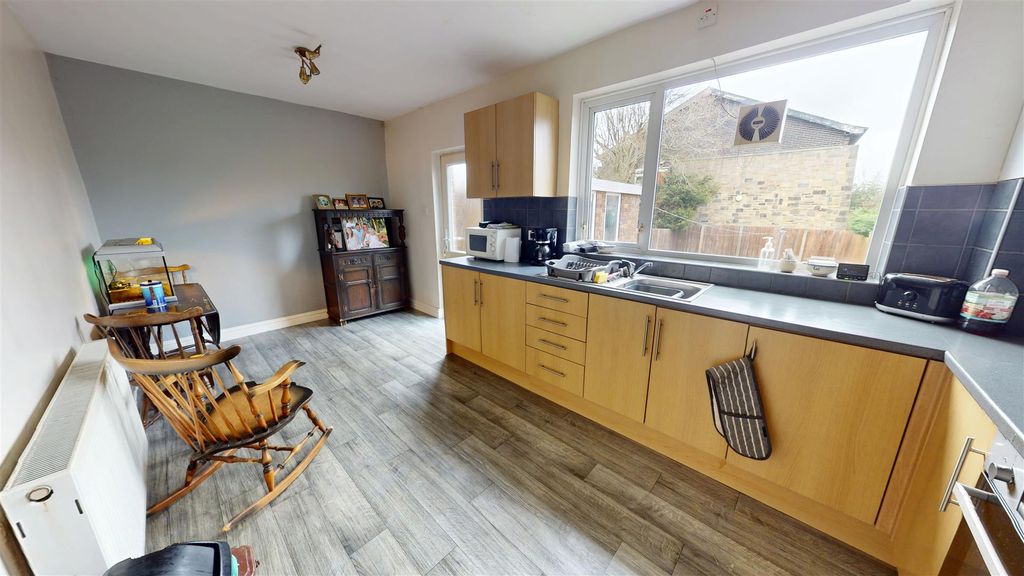 Property photo 2 of 12 Dining Kitchen