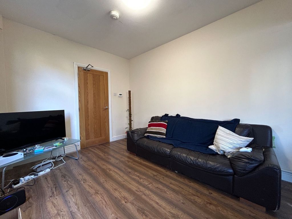 Property photo 1 of 11 Eea8Df0E-Fe36-4294-A495-42Fc40937765