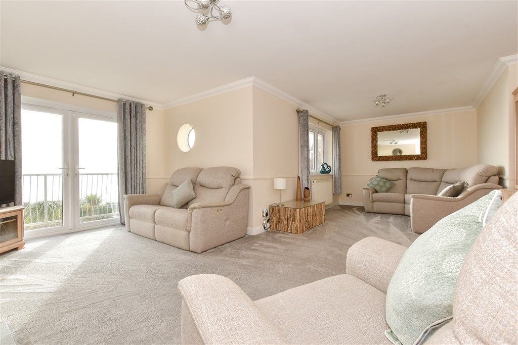 Property photo 1 of 12 Lounge