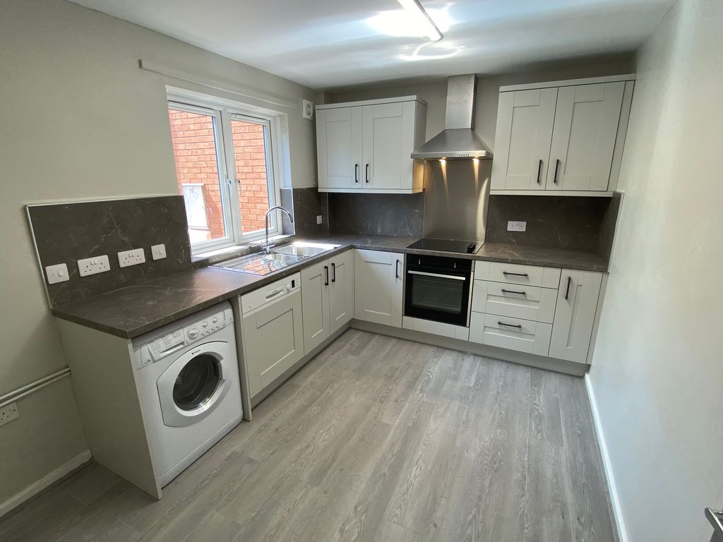Property photo 3 of 16 Kitchen