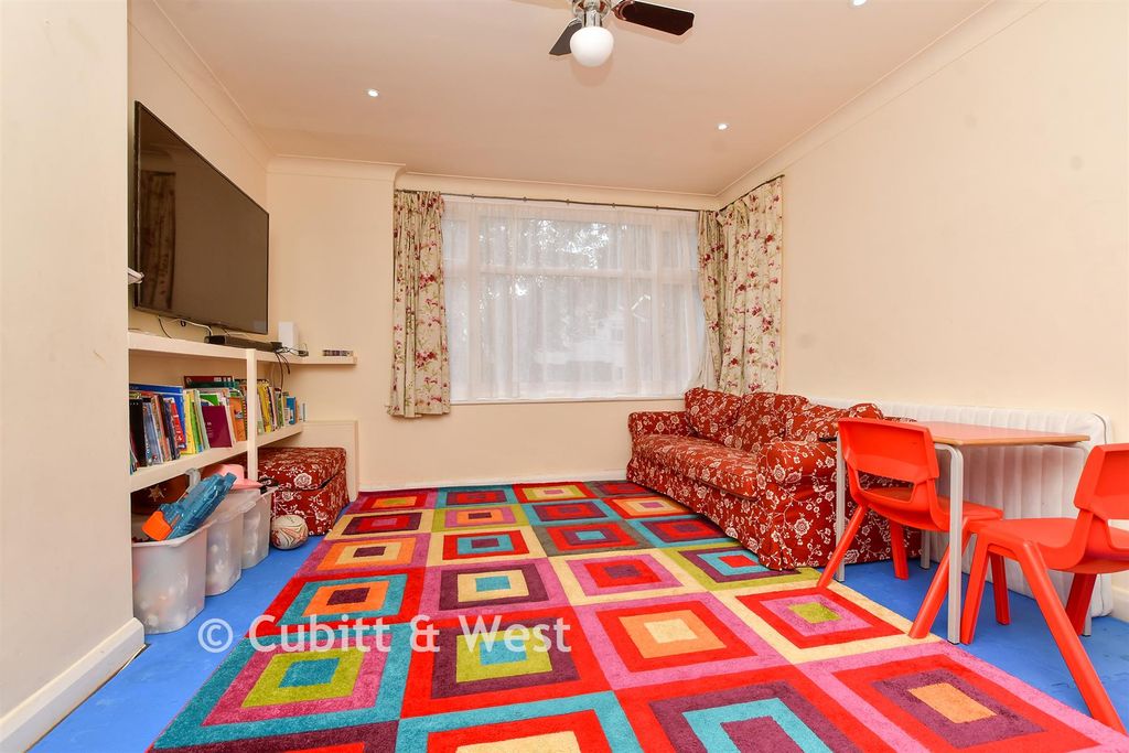 Property photo 1 of 11 Living Room