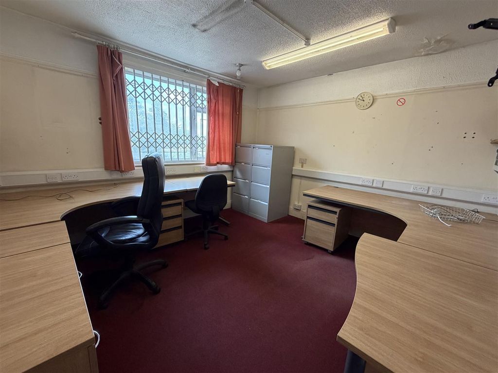 Property photo 3 of 9 113 Winterstoke Road, Maggs & Allen To Let (6).Jpe