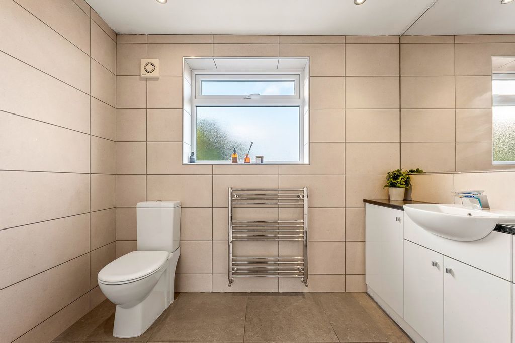 Property photo 2 of 33