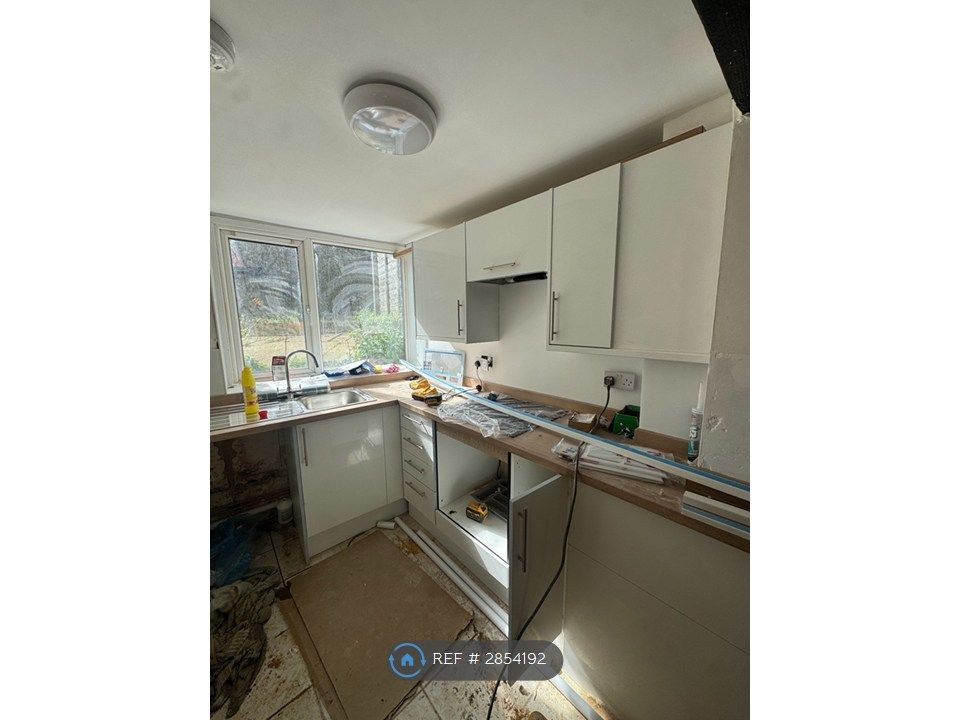 Property photo 3 of 10 Kitchen