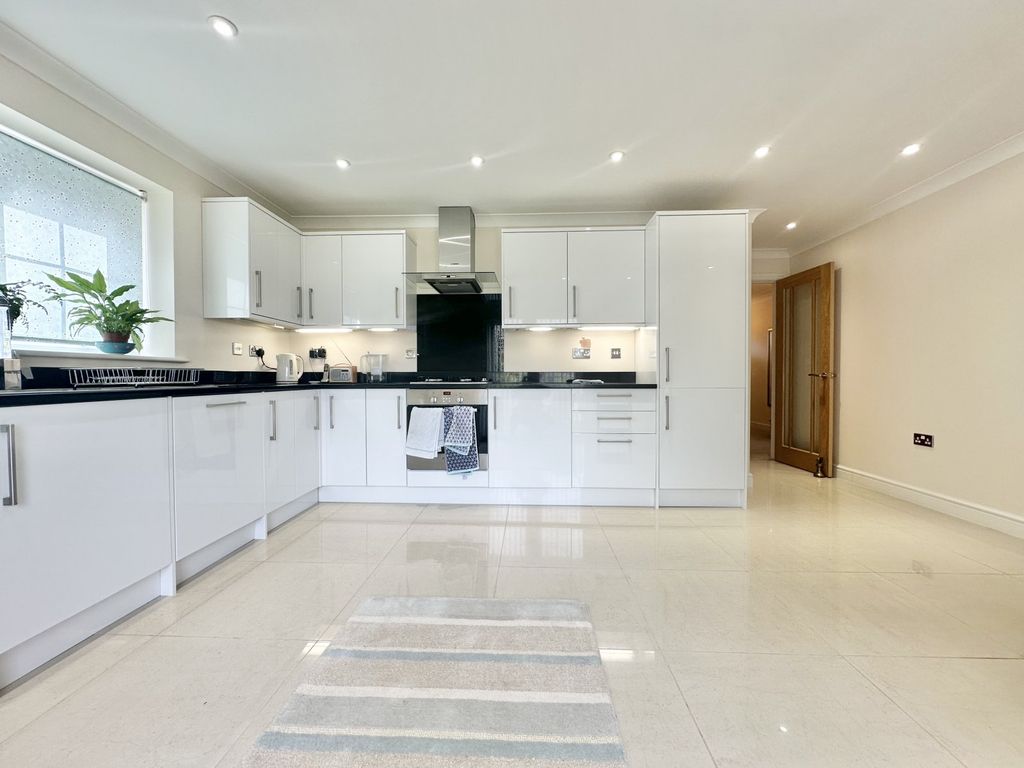 Property photo 2 of 12 Picture No. 10