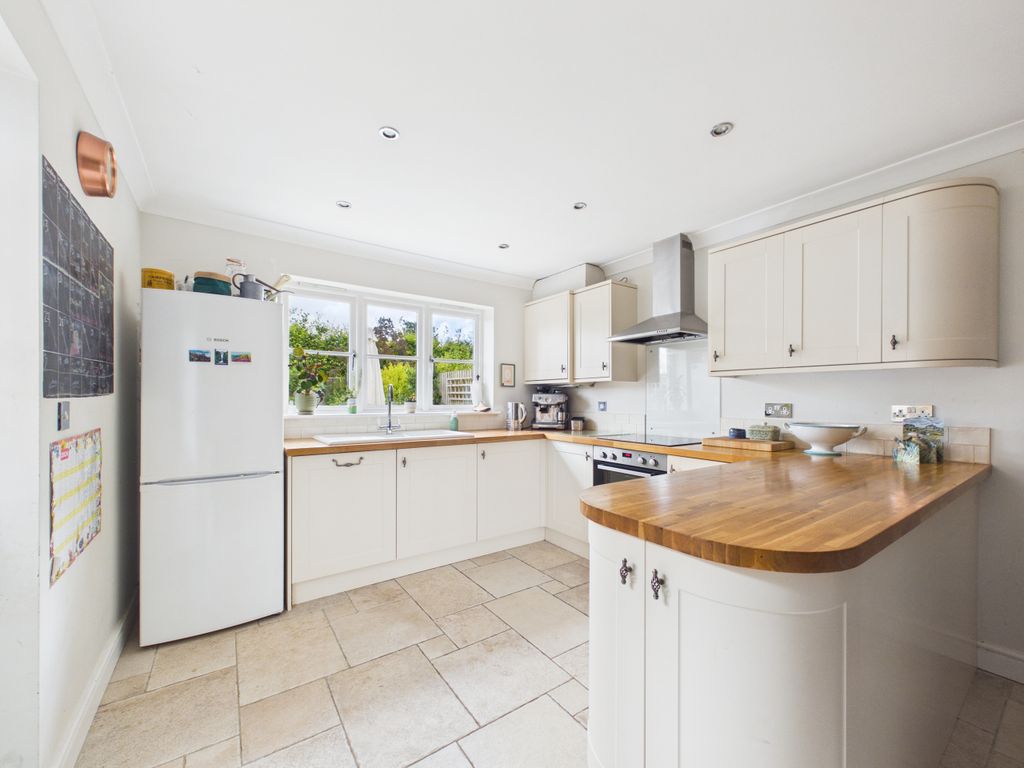 Property photo 2 of 11 Kitchen