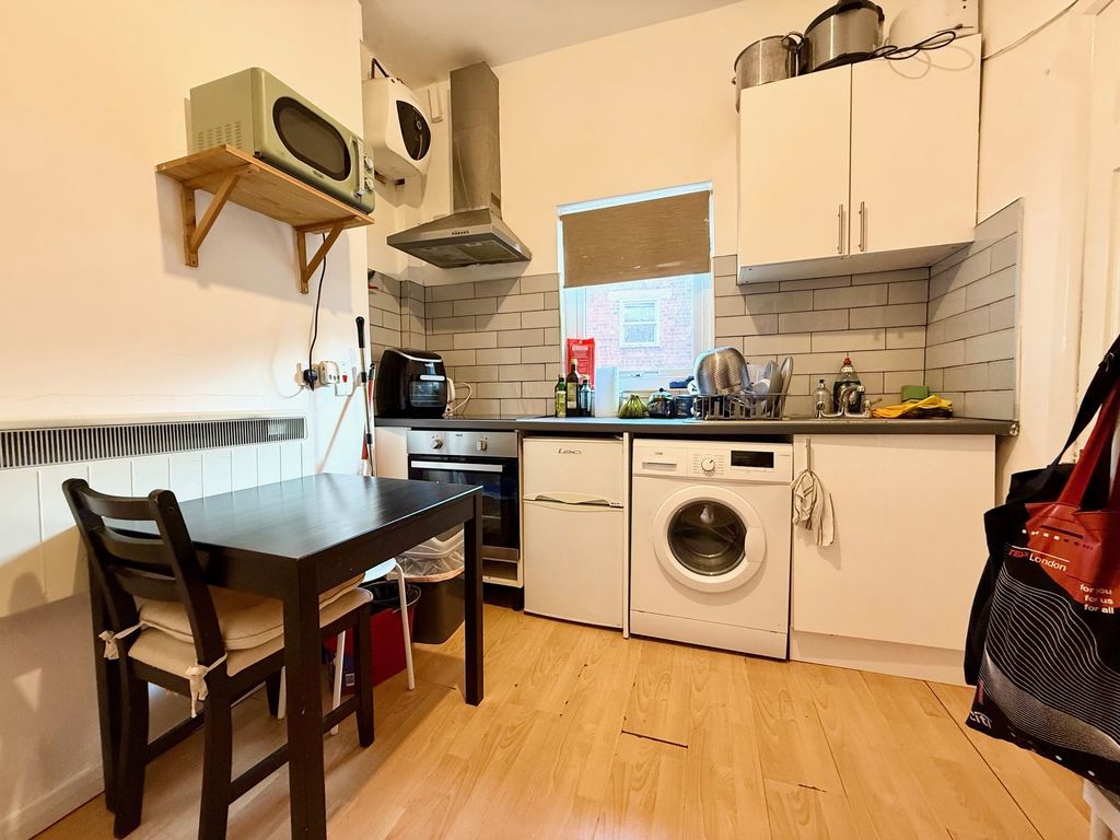 Property photo 3 of 7 Kitchen 1