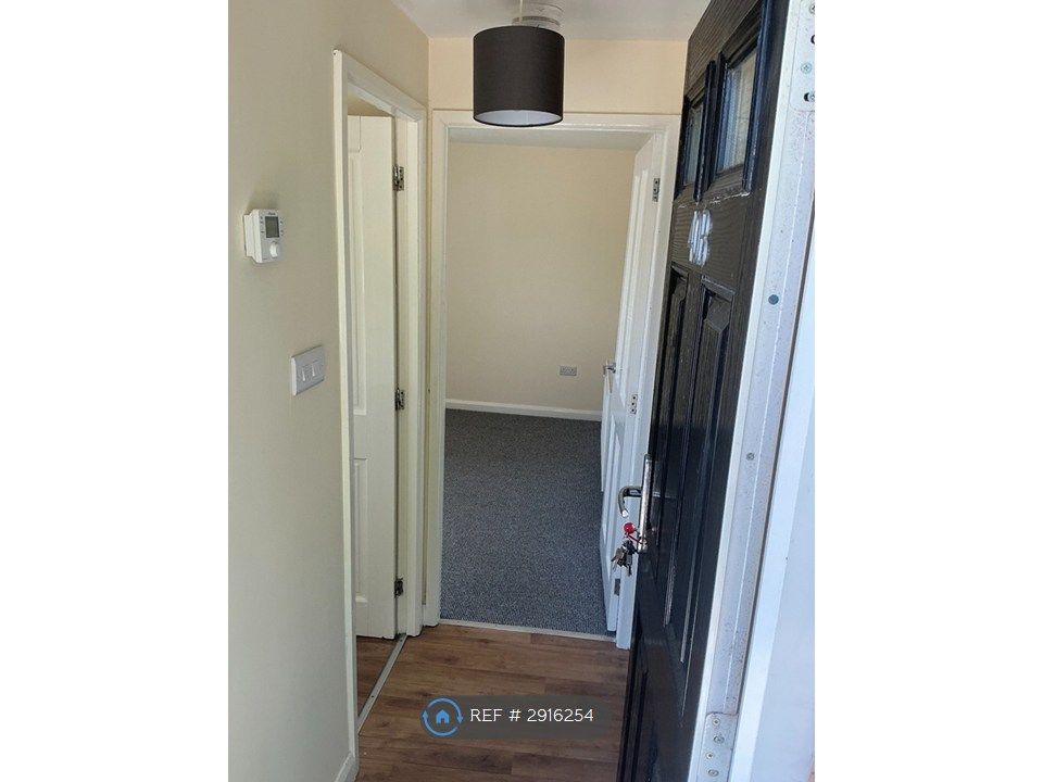 Property photo 2 of 6 Hall
