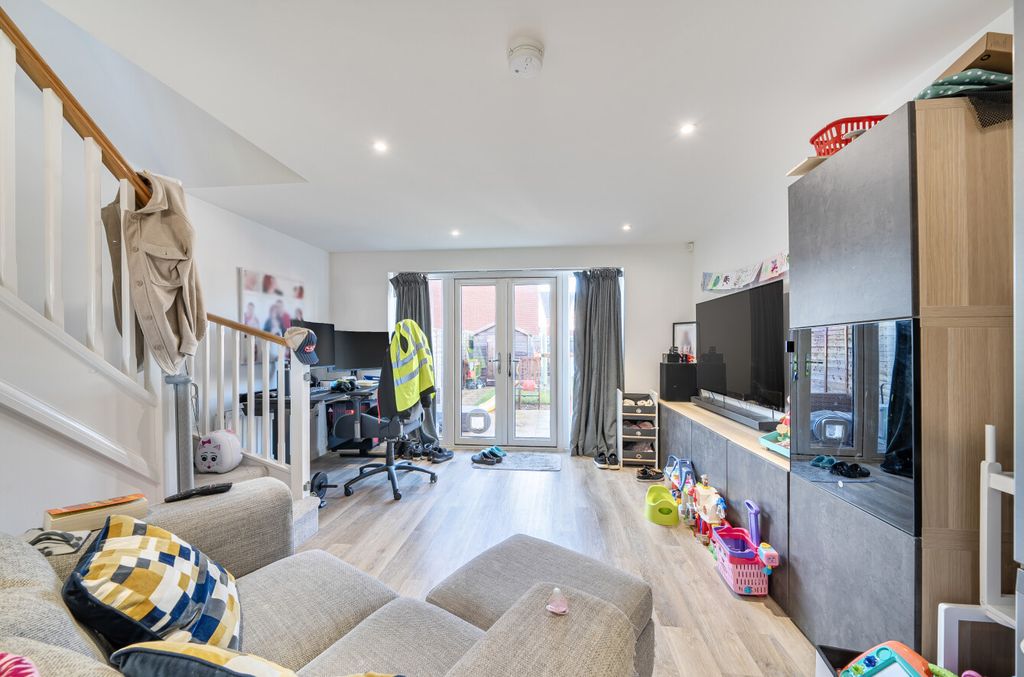 Property photo 3 of 11 1407153-10-698358...