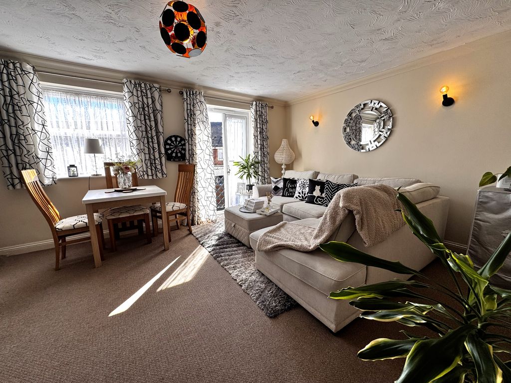 Property photo 3 of 10 Living Room