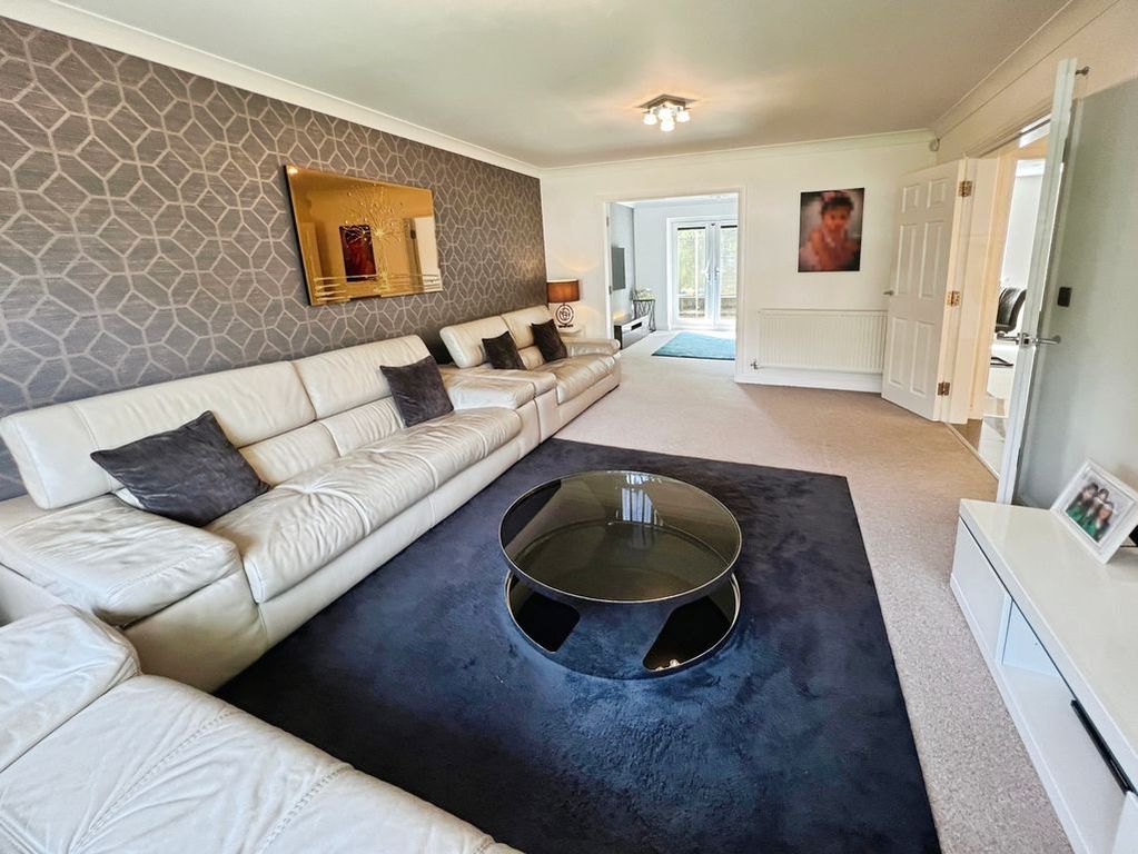 Property photo 2 of 40 Lounge