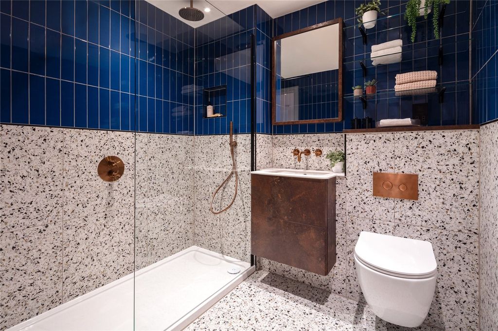 Property photo 2 of 7 Bathroom