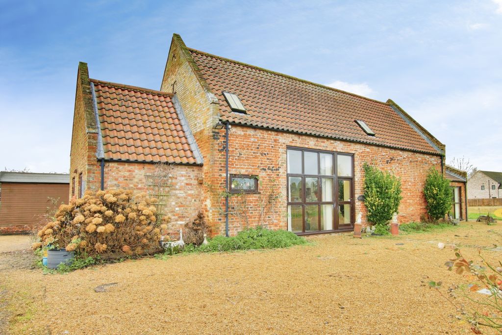 Property photo 2 of 32