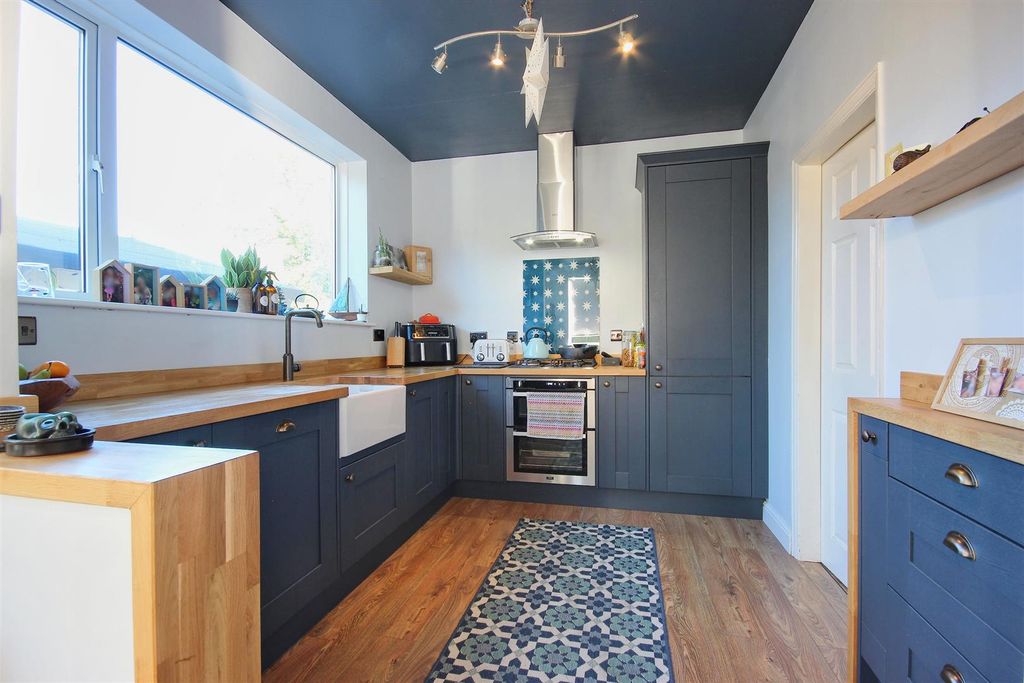 Property photo 3 of 27 Dining Kitchen