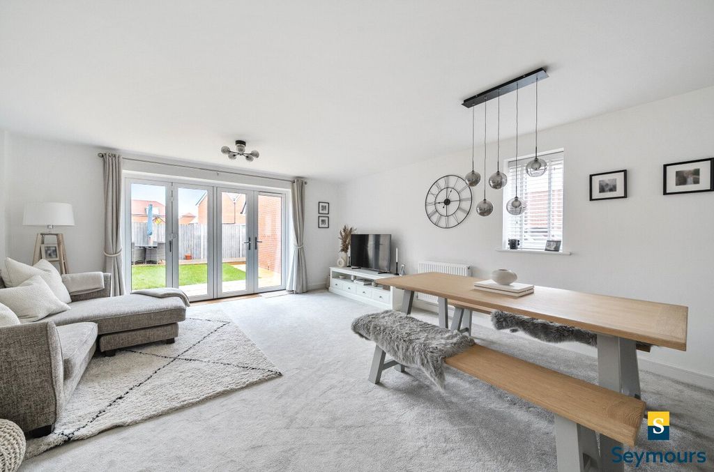 Property photo 2 of 21 Living/Dining