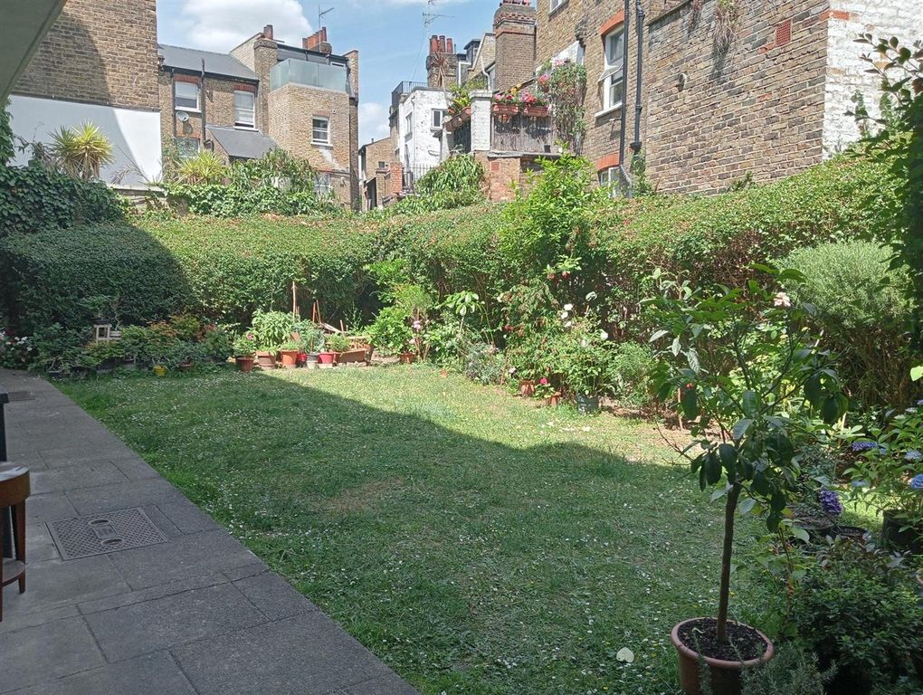 Property photo 2 of 7 Communal Garden,Queens Court, Eden Harper Sw11