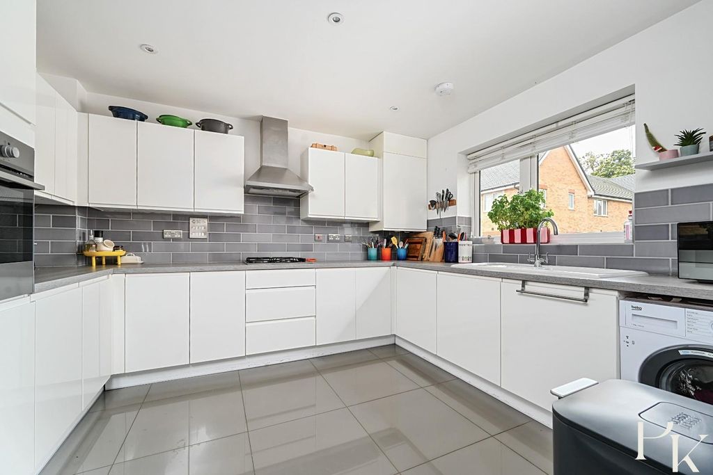 Property photo 3 of 21 9 Monarch Way, Bn43 (1).Jpg