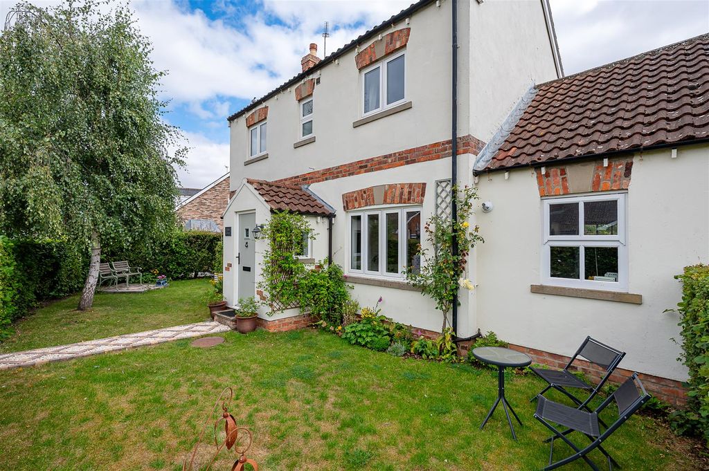 Property photo 2 of 20 External 3