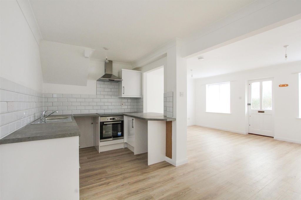 Property photo 2 of 9 St. Peters Road, Whitstable