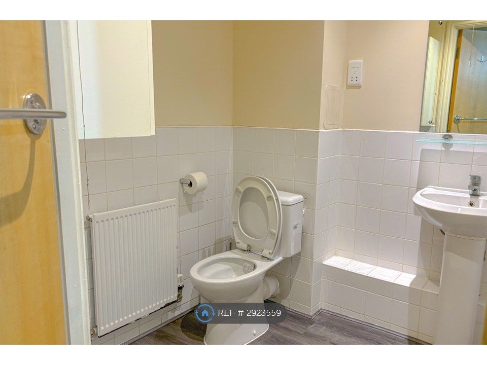 Property photo 3 of 8 Bathroom - Toilet