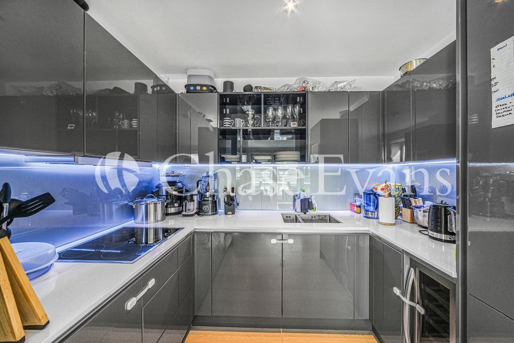 Property photo 3 of 21 Kitchen
