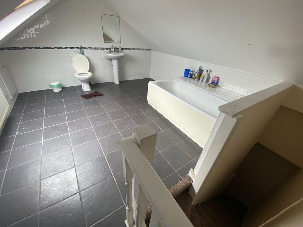 Property photo 2 of 9 Bathroom