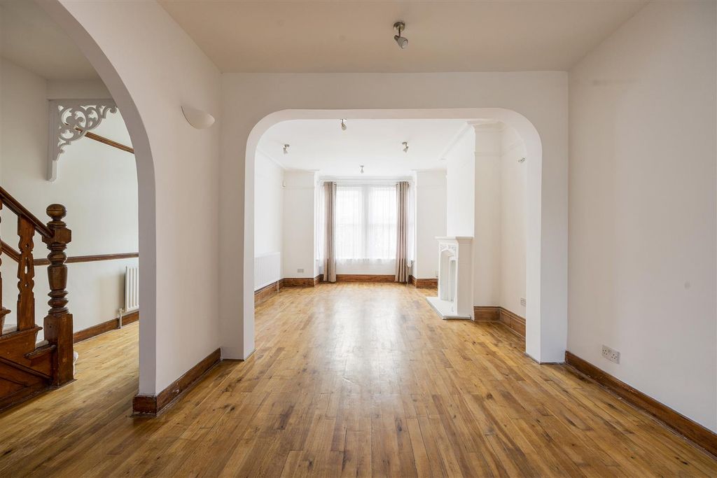 Property photo 2 of 27 Margery Park Road, E7