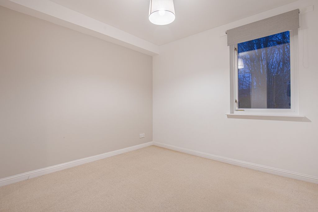 Property photo 3 of 12 Bed1Angle1