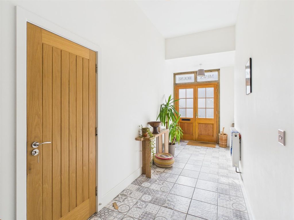 Property photo 3 of 28 Entrance Hall