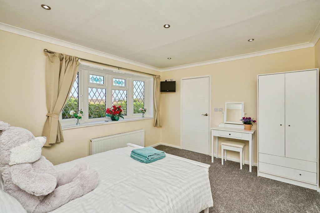 Property photo 3 of 19 Master Bedroom