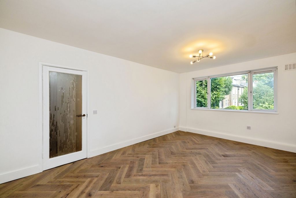 Property photo 2 of 11 Pbox-Img.Jpg