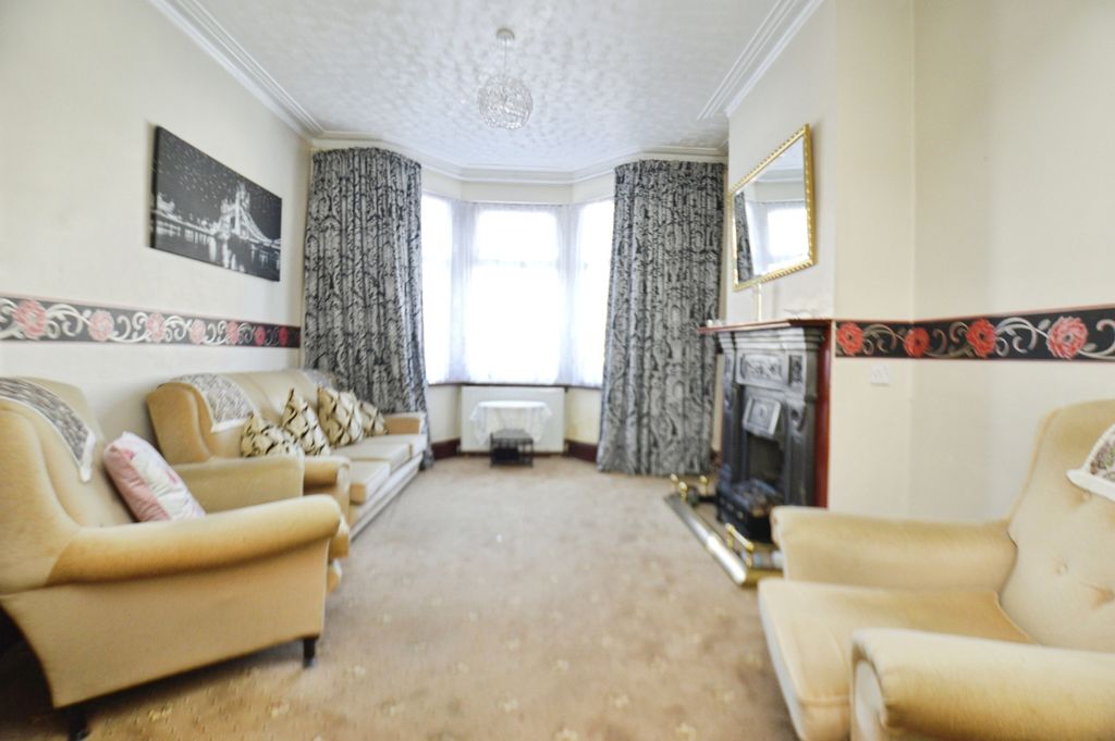 Property photo 3 of 19 Lounge