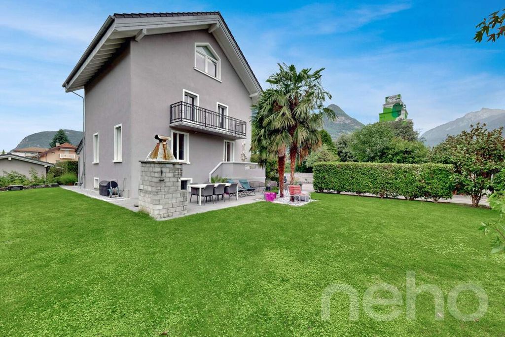 Property photo 3 of 12