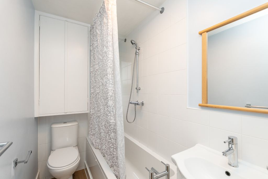 Property photo 3 of 9 Bathroom