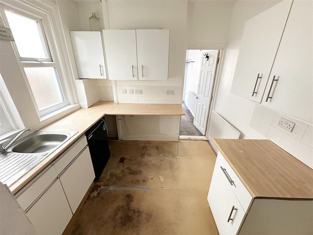Property photo 3 of 19 Kitchen