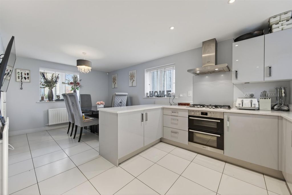 Property photo 2 of 24 31Frieslandaveweb16.Jpg