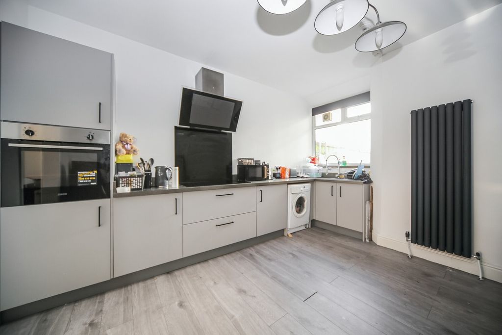 Property photo 3 of 7 Westminster Road - Kitchen