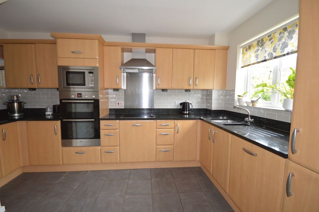 Property photo 3 of 17 Kitchen