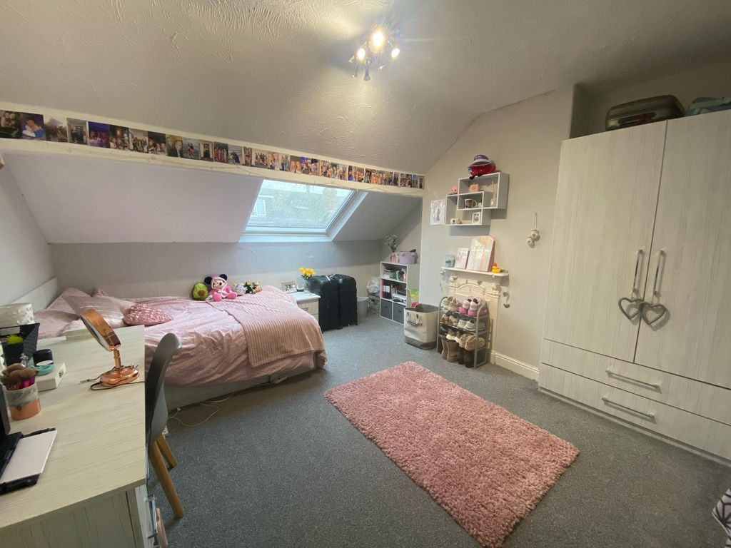 Property photo 3 of 20 A Bright And Well-Maintained Double Bedroom Equipp...