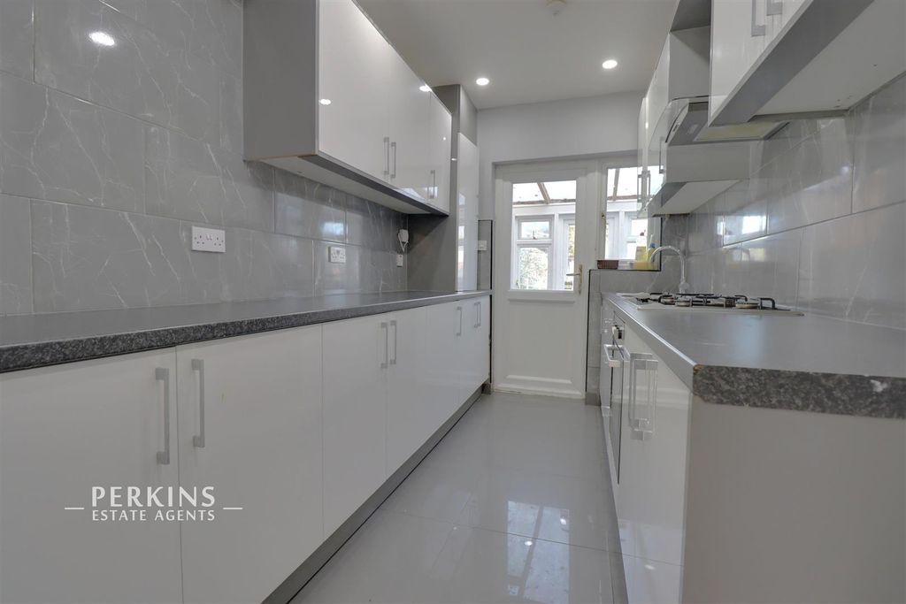 Property photo 1 of 9 Kitchen.Jpg